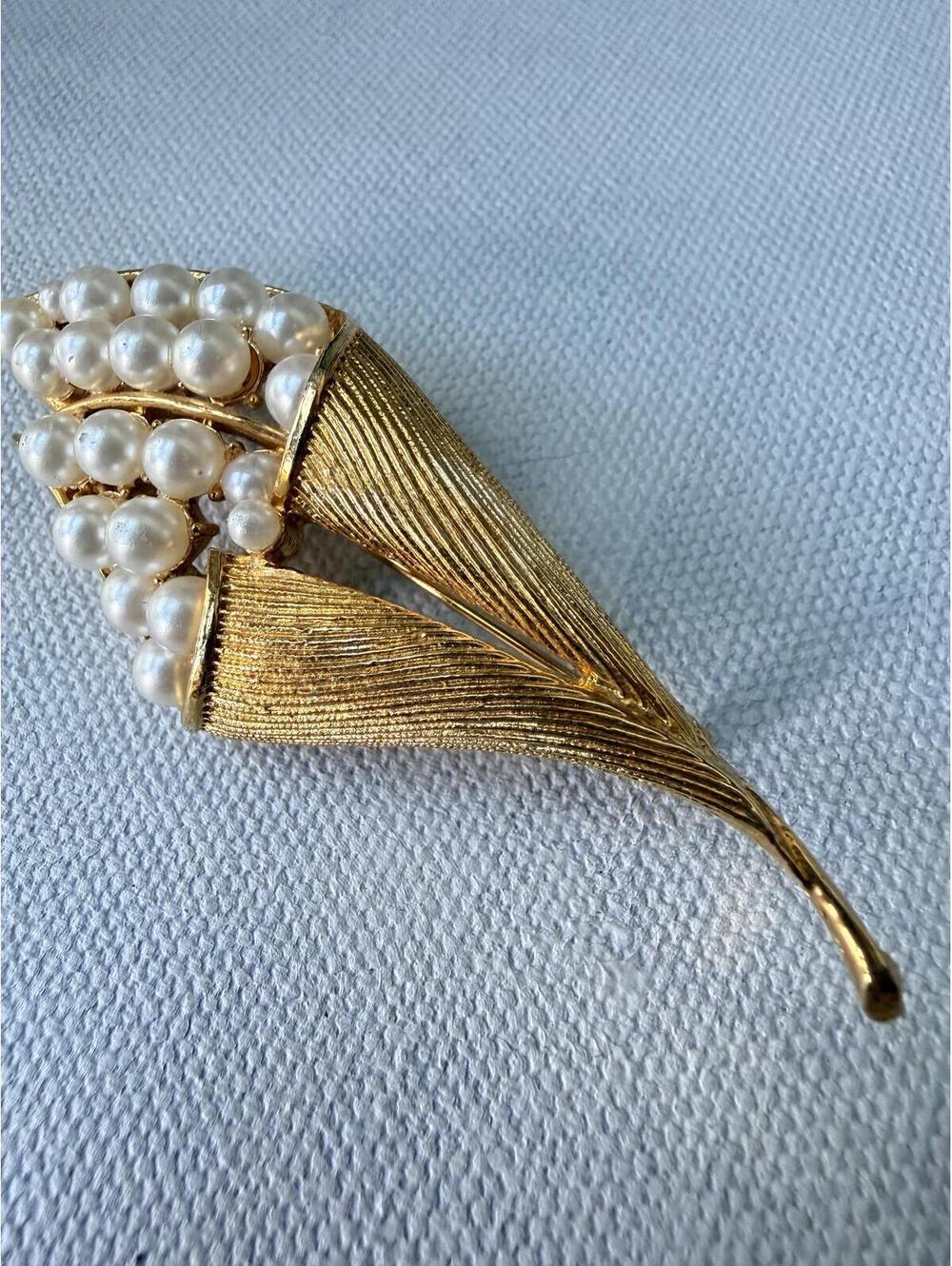 Vintage Pearl Gold Tone Leaf Brooch Pin Mid Century Modern - Picture 5 of 5